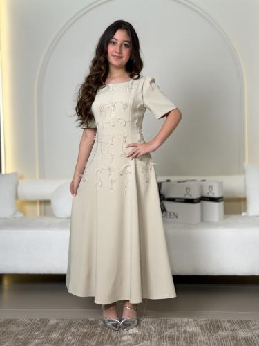 فستان بيج مطرز بتفاصيل ريش أنثوية ناعمة