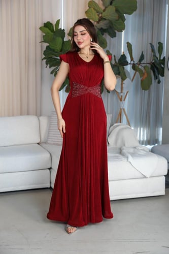 فستان عنابي بقصة أنثوية وتفاصيل لامعة