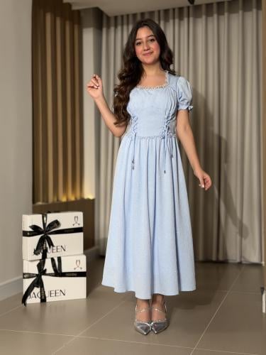 فستان أزرق ناعم بتصميم أنثوي راقٍ