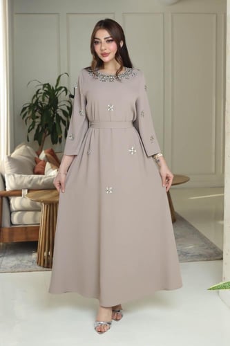 جلابية بيج بتطريز كريستالي وأكمام واسعة بلمسة عصري...