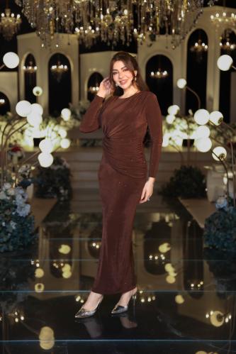 فستان بني ناعم بقصة ملتفة