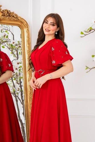 فستان أحمر ملكي بأكمام مطرزة وقصة خصر أنثوية