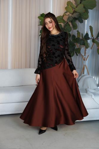 فستان أسود بتطريز مخملي بني ولمسة أنثوية فاخرة