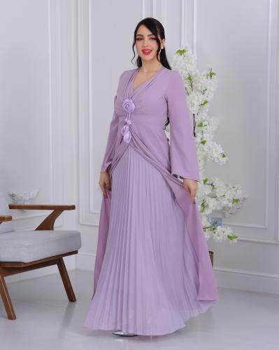 فستان موف ناعم بتصميم طبقات ووردة أنثوية