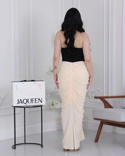 فستان أسود وبيج بتصميم جريء وفاخر