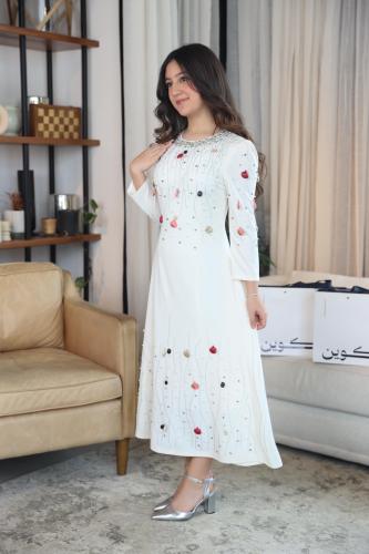 فستان راقي بتصميم ناعم ولمسات أنثوية ساحرة