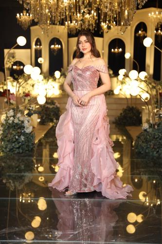 فستان وردي لامع بقصة حورية وكشاكش ملكية