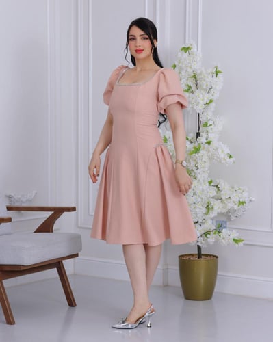 فستان أنيق باللون الوردي – نعومة راقية لكل مناسبة