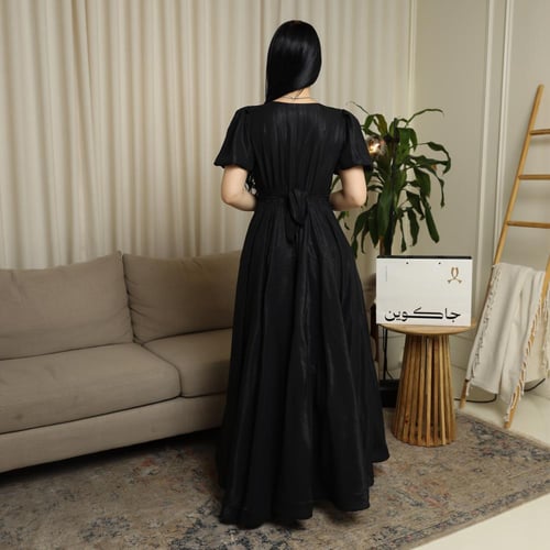 فستان أسود فاخر بتطريز كريستالي ولمسة ملكية