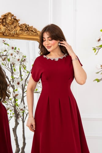 فستان عودي بتطريز كريستال على الرقبة