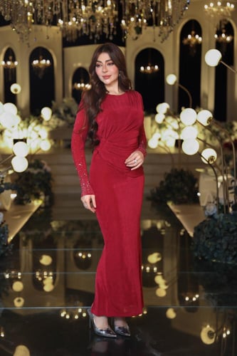 فستان أحمر ملكي بتفاصيل كريستالية وأكمام طويلة