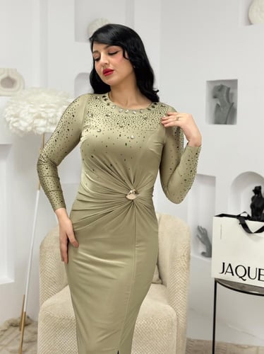 فستان بلون الزيتوني الفاتح بتصميم درابيه أنيق