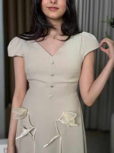 فستان بيج ناعم بتفاصيل ورد ثلاثية الأبعاد