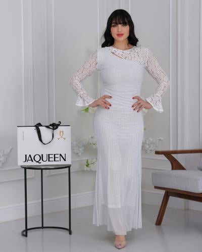 فستان أبيض دانتيل بتصميم أنثوي ناعم