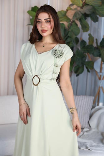 فستان ميدي بلون تفاحي فستقي ناعم بتفاصيل أنثوية