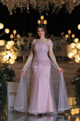 فستان وردي مطرّز بأكتاف مكشوفة وطرحة ناعمة