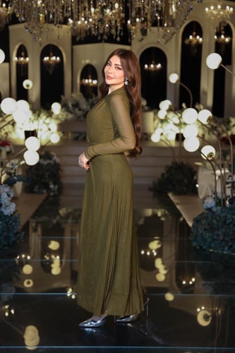 فستان زيتي بتصميم ناعم ولمسات لامعة