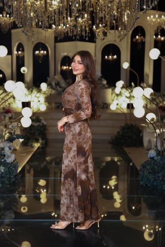 فستان بني بتفاصيل خريفية ناعمة