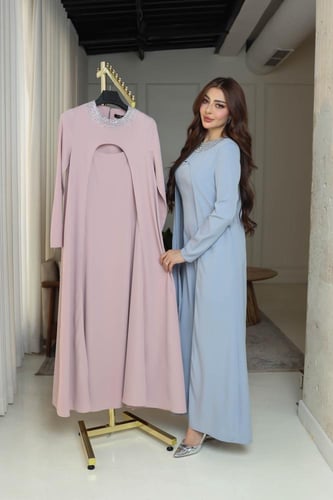 جلابية رصاصي فاتح بتصميم أنثوي انسيابي