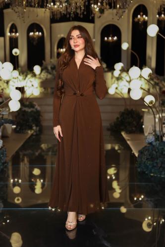 فستان بني أنيق بقصة ملتفة ولمعة ناعمة
