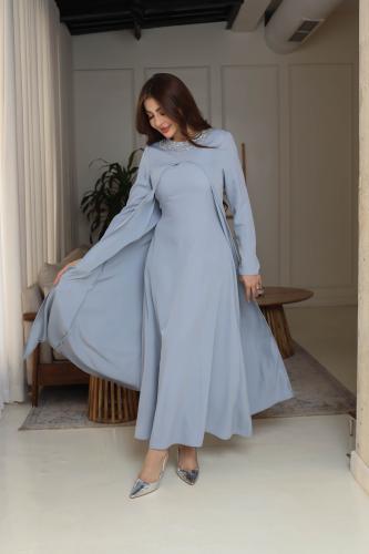 جلابية رصاصي فاتح بتصميم أنثوي انسيابي