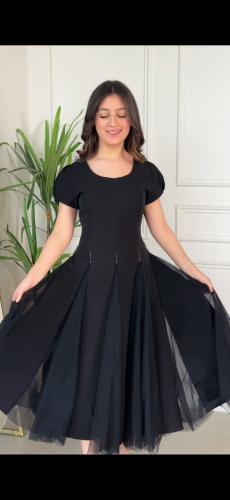 فستان أسود أنيق بتصميم ناعم وانسيابي