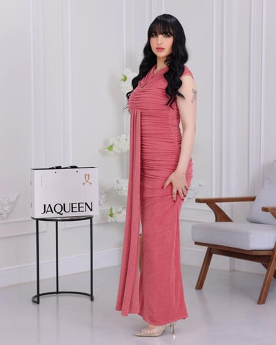 فستان وردي أنثوي بتفاصيل راقية ولمسة عصرية