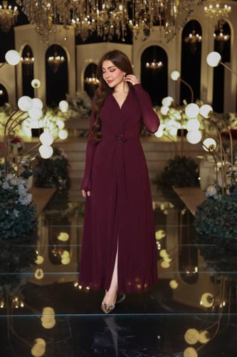 فستان عنابي ملكي بتفصيل ناعم ولمعة أنيقة