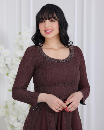 فستان أنيق باللون بني بقماش دانتيل فاخر