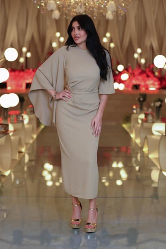 فستان بيج فاتح بقصة راقية ولمسة ملكية
