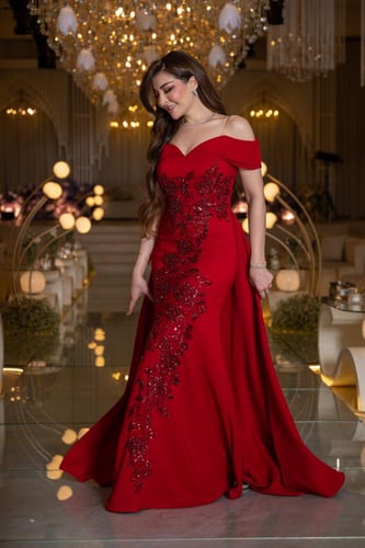 فستان سهرة عنابي بتطريز من الكريستال