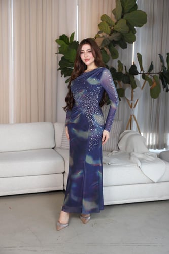 فستان أزرق داكن بتدرجات لؤلؤية وتطريز لامع فاخر