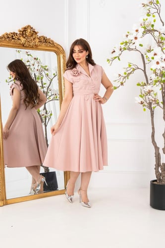 فستان وردي ناعم بتطريز ووردة بارزة