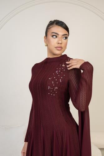 فستان ميدي عنابي بأكمام طويلة وشال منسدل من الكتف