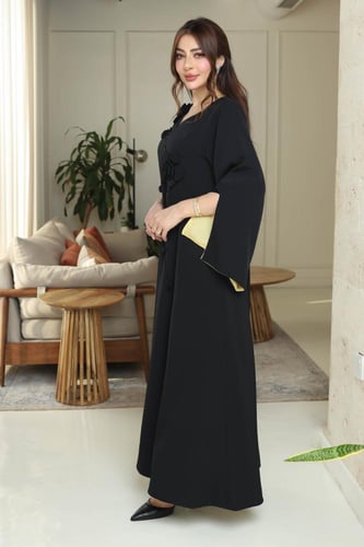 جلابية أسود بتصميم واسع وأكمام متدرجة ببطانة ناعمة