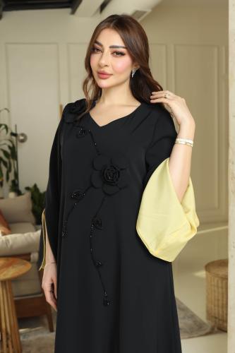 جلابية أسود بتصميم واسع وأكمام متدرجة ببطانة ناعمة