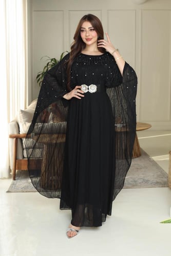 فستان أسود واسع بتصميم انسيابي وحزام مزخرف