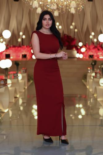 فستان عنابي بتصميم أنثوي راقٍ