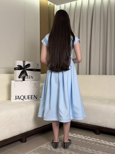 فستان سماوي بتصميم ناعم وتفاصيل أنثوية راقية