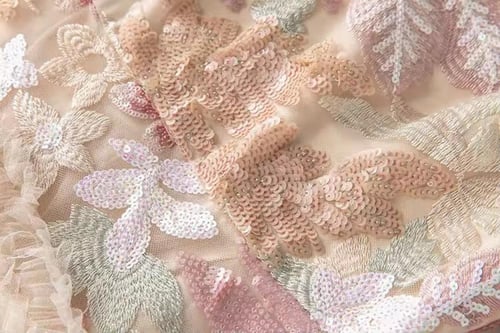 فستان كشكش مطرز