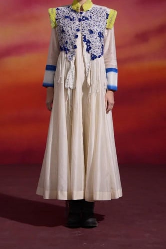 فستان هندي مع جاكيت مطرز