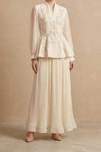 طقم جاكيت بيبلوم مطرز مع تنورة بليسيه