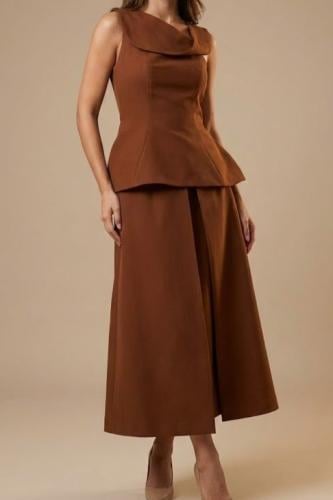 طقم نسائي أنيق باللون البني المحروق