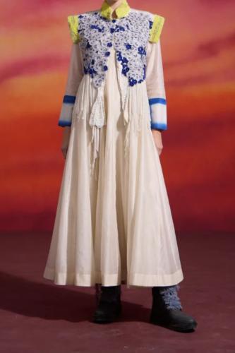 فستان هندي مع جاكيت مطرز