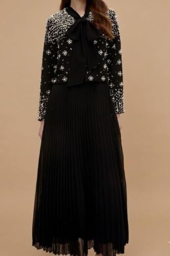فستان سهرة أسود مطرز باللؤلؤ بكسرات بليسيه