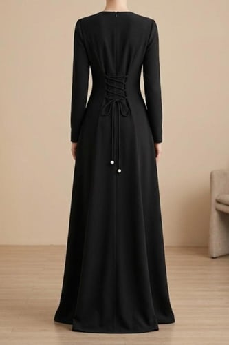 فستان سهرة أسود كلاسيكي بتفاصيل الدانتيل واللؤلؤ