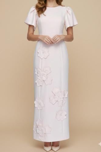 فستان وردي مع ورود