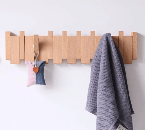 ديكور و علاقة خشبية بخطافات وألوان مختلفة