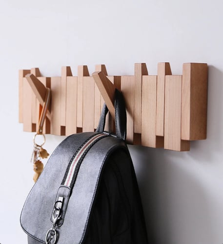 ديكور و علاقة خشبية بخطافات وألوان مختلفة