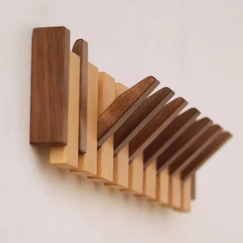 ديكور و علاقة خشبية بخطافات وألوان مختلفة